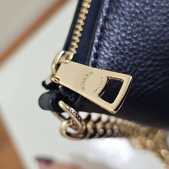 COACH Quinn Navy/Goldtone Hardware Pebbled Leather Chain Strap Crossbody EUC - Picture 5 of 16